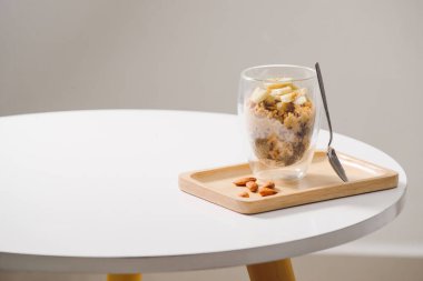 Sağlıklı yemeye hazır besleyici bir kahvaltı - granola badem, chia tohum, muz ve Kivi Meyve ve çilek ile ve süt ile bir kavanoz