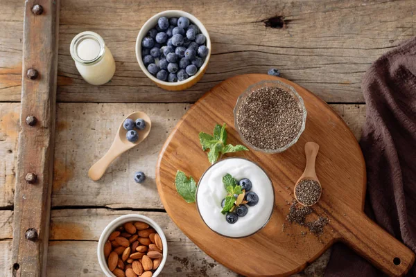 Chia pudingi çilek ve süt, tatlı tatlı, sağlıklı kahvaltı superfood kavramı besleyici ile