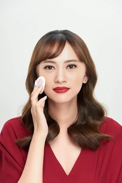 Maquillage Beauté Asiatique Femme Appliquant Poudre Fond Teint Sur Visage — Photo