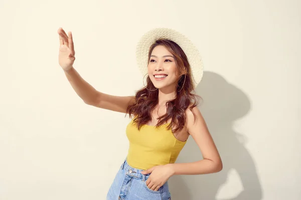 Όμορφο Πορτρέτο Νεαρή Ασιατική Γυναίκα Φορούν Στρογγυλό Καπέλο Χαμόγελο Ενθουσιασμένοι — Φωτογραφία Αρχείου