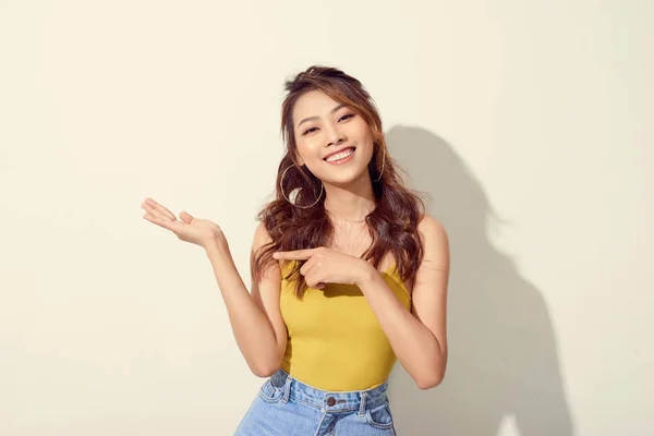 Mujer Asiática Sonriente Mostrando Palma Mano Abierta Espacio Copia Para —  Fotos de Stock