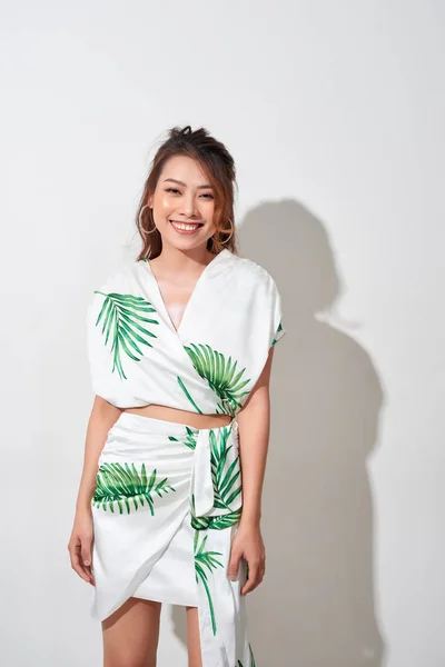 Mulher Bonita Impressão Tropical Vestido Verde Branco — Fotografia de Stock