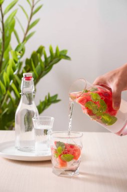  Beyaz arka planda karpuz su infkullanılmış