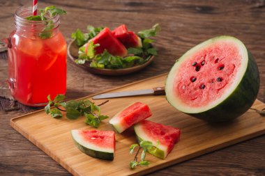 Ahşap tabakta olgun sulu karpuz kesme dilimleri 