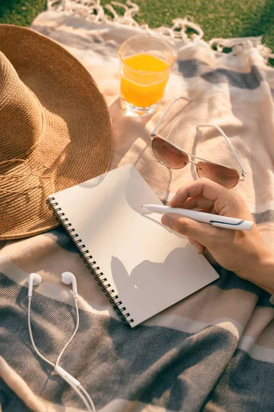 Sommerzeit Zeiger Mit Stift Schreiben Auf Notizbuch Park — Stockfoto