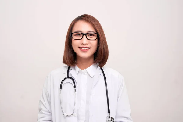 Ritratto Una Giovane Attraente Dottoressa Asiatica Cappotto Bianco — Foto Stock