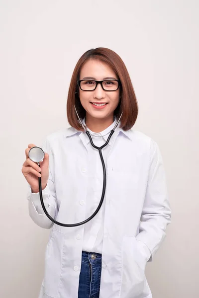 Jovem Médico Mulher Segurando Estetoscópio Isolado Fundo Branco — Fotografia de Stock