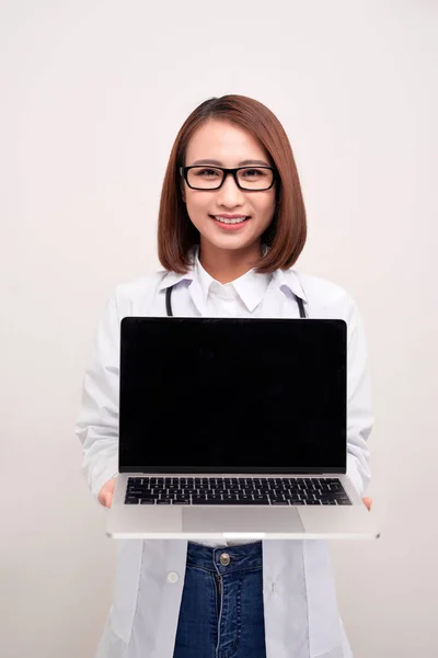 Médico Mulher Segurando Laptop Fundo Withe — Fotografia de Stock