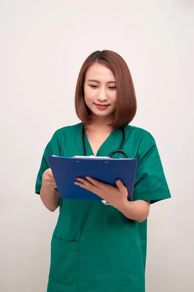 Asiática Enfermeira Mulher Com Uma Pasta Isolado Fundo Branco — Fotografia de Stock