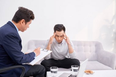 Dinle beni. Asyalı adam terapistine bakarken alnını kırışdırıyor
