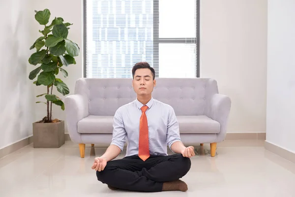 Podnikatel Meditace Lotus Pose Podlaze Kanceláři — Stock fotografie