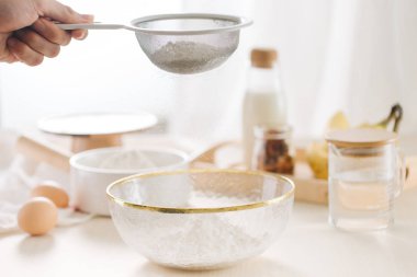 beyaz masada taze yumurta süt ve un