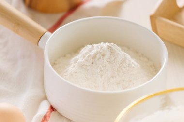 Malzemeler ve muz ve badem ile tatlı kek pişirme araçları