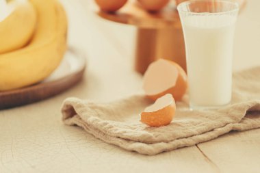 tarifi malzemeler : yumurta, un, süt, badem, beyaz arka plan üzerinde muz