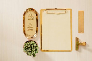 Kadın ev ofis çalışma alanı Pano, bademli kurabiye, kalem, pastel arka plan üzerinde kupa kahve ile. Düz yatıyordu, en iyi görünümü yaşam tarzı kavramı.