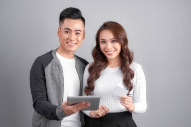 Online alışveriş için Tablet ve kredi kartı kullanarak mutlu Asya çift