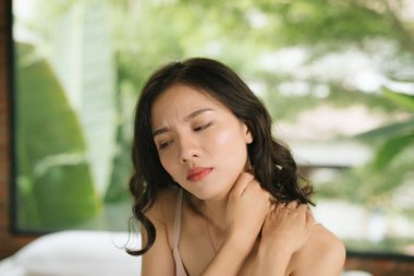 boyun ağrısı muzdarip yatakta hasta kadın