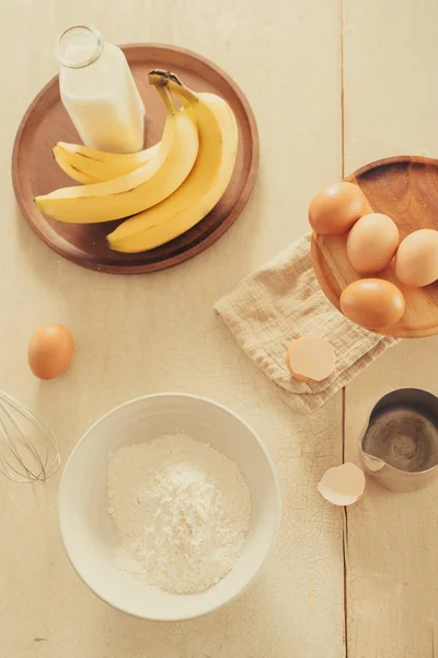 Ингредиенты Рецепта Яйца Мука Молоко Миндаль Банан Белом Фоне — стоковое фото