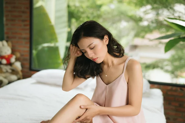 Young Woman Suffering Pain Knee — Stock Photo, Image