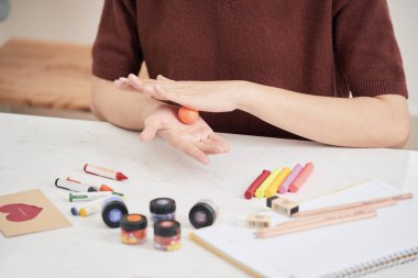 Polimer kil ile çalışan eller. Plastik ile beyaz bir arka plan üzerinde çalışma işlemi.