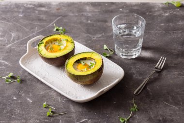 avokado ile beyaz bir arka plan üzerinde yumurta pişirdi. beceremedim. seçici odak