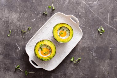 Avokado tuz ve biber ile pişmiş ev yapımı organik yumurta