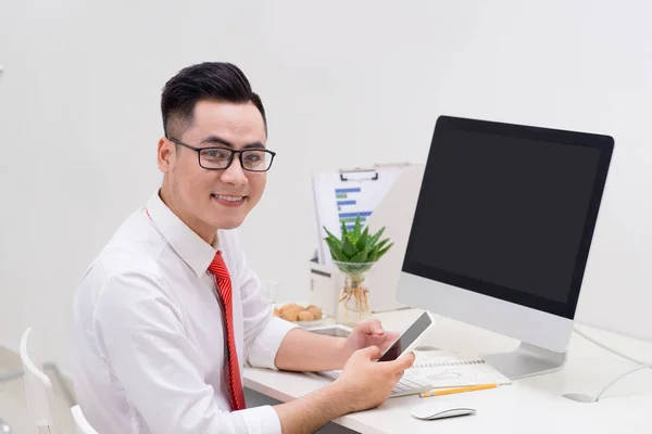 Mann Sitzt Mit Computer Und Smartphone Tisch Büro Gegen Das — Stockfoto