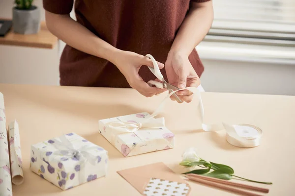 Detalle Manos Mujer Empacando Algunos Regalos Con Papel Regalo — Foto de Stock