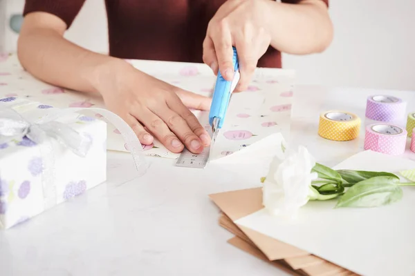 Detalle Manos Mujer Empacando Algunos Regalos Con Papel Regalo — Foto de Stock