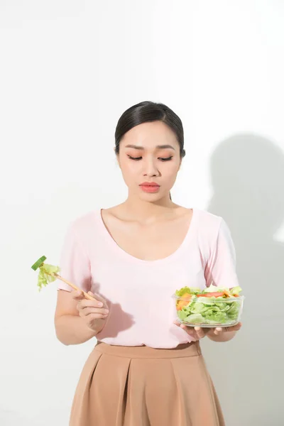 不幸なアジアの女性は ダイエット時にです 野菜を食べると野菜の味が嫌いな女の子がしたくないです — ストック写真