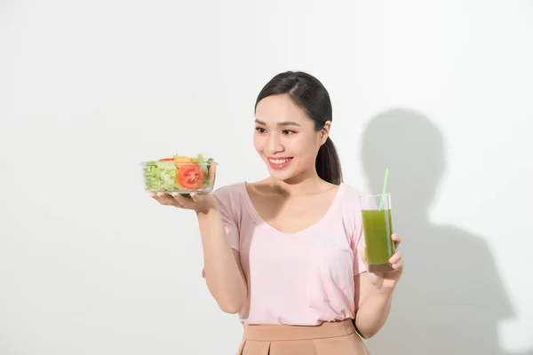 Mujer Con Batidos Desintoxicantes Verdes Ensalada Cuenco Vidrio Aislado Sobre —  Fotos de Stock