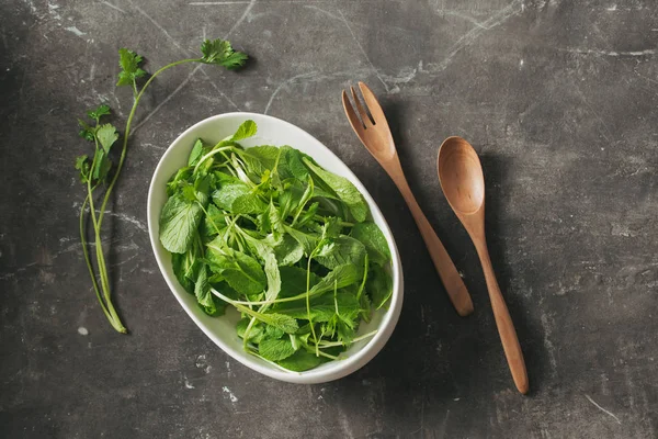 Micro Verdes Orgánicos Frescos Plato Blanco Primer Plano Alimentos —  Fotos de Stock