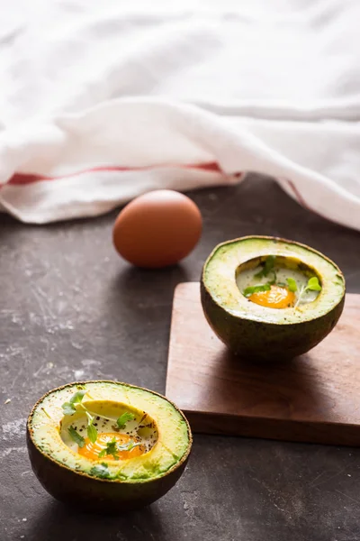 Домашнее Органическое Яйцо Запеченное Авокадо Солью Перцем — стоковое фото