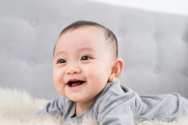 Bonito Retrato Bebê Feliz Deitado Pele — Fotografia de Stock