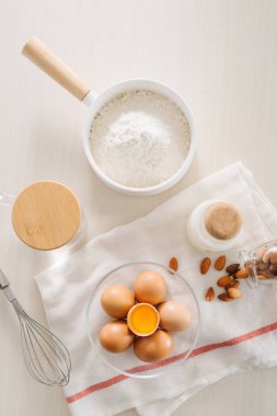 Ev yapımı muzlu kekle çalışıyorum.