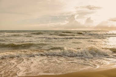Güzel deniz dalgası ve gün batımında gökyüzü