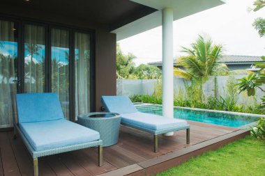 Phu Quoc, Vietnam 28 Haziran 2017: Tropikal beach resort. Yüzme Havuzu Salon yakınındaki