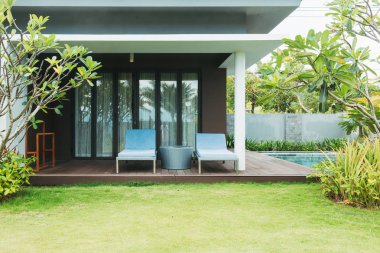 Phu Quoc, Vietnam 28 Haziran 2017: Tropikal beach resort. Yüzme Havuzu Salon yakınındaki