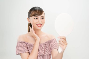 Doğal makyaj dokunmadan yüz ile güzel gülümseyen kız.