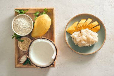 Tay Tatlısı - Mango ile Mango Pirinç Yapışkan, hindistan cevizi, pirinç, tepside semame 