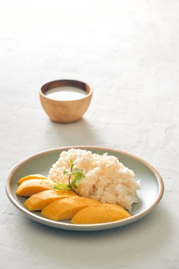 Tay tarzında tropikal tatlı, yapışkan pirinç yiyin Mango ile 