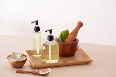 Odun tepsisi üzerinde şişe de kesme tahtası ve organik duş jeli üzerinde aloe Bolw