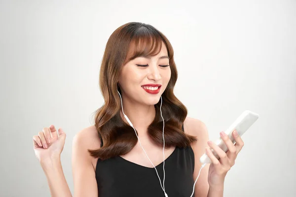 Mujer Asiática Feliz Escuchando Música Los Auriculares Joven Fresco Asiático —  Fotos de Stock