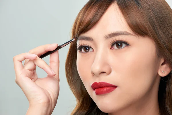 Wanita Muda Asia Cantik Menerapkan Sikat Bubuk Kosmetik Pada Alis — Stok Foto
