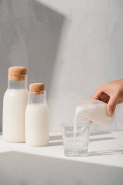 Cama dökülen bir sürahiden süt