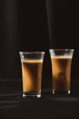 Özel taze kavrulmuş kahve iki küçük bardak