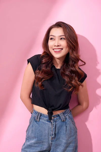 Menina Bonita Jeans Azul Camisa Preta Posando Sorrindo Fundo Rosa — Fotografia de Stock