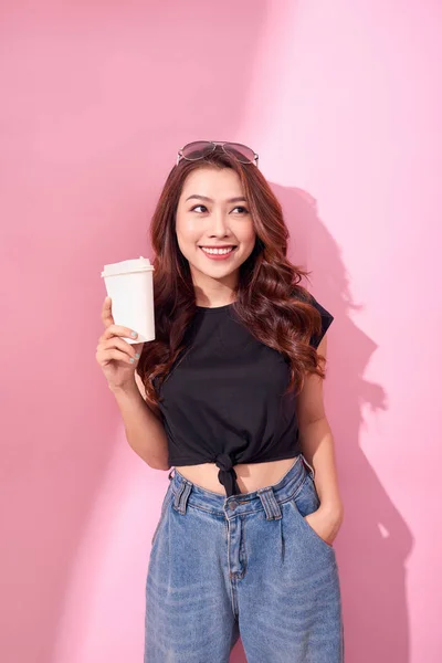 Fashion Wanita Cantik Dengan Cangkir Kopi Mengenakan Pakaian Hitam Atas — Stok Foto