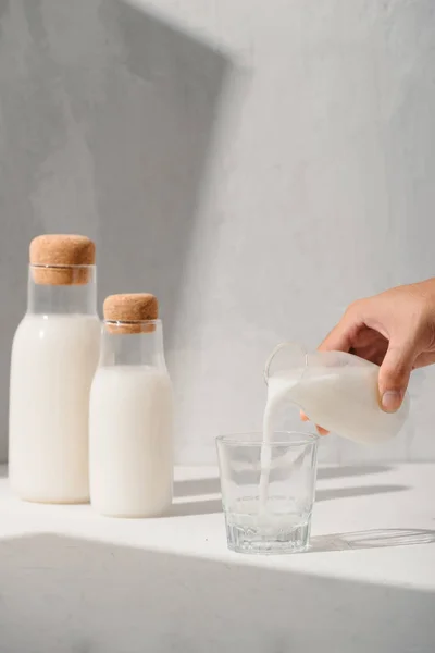 Mjölk Från Tillbringare Som Hälls Glas — Stockfoto