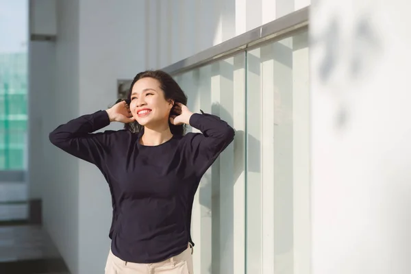 Hermosa Mujer Asiática Relajándose Terraza — Foto de Stock